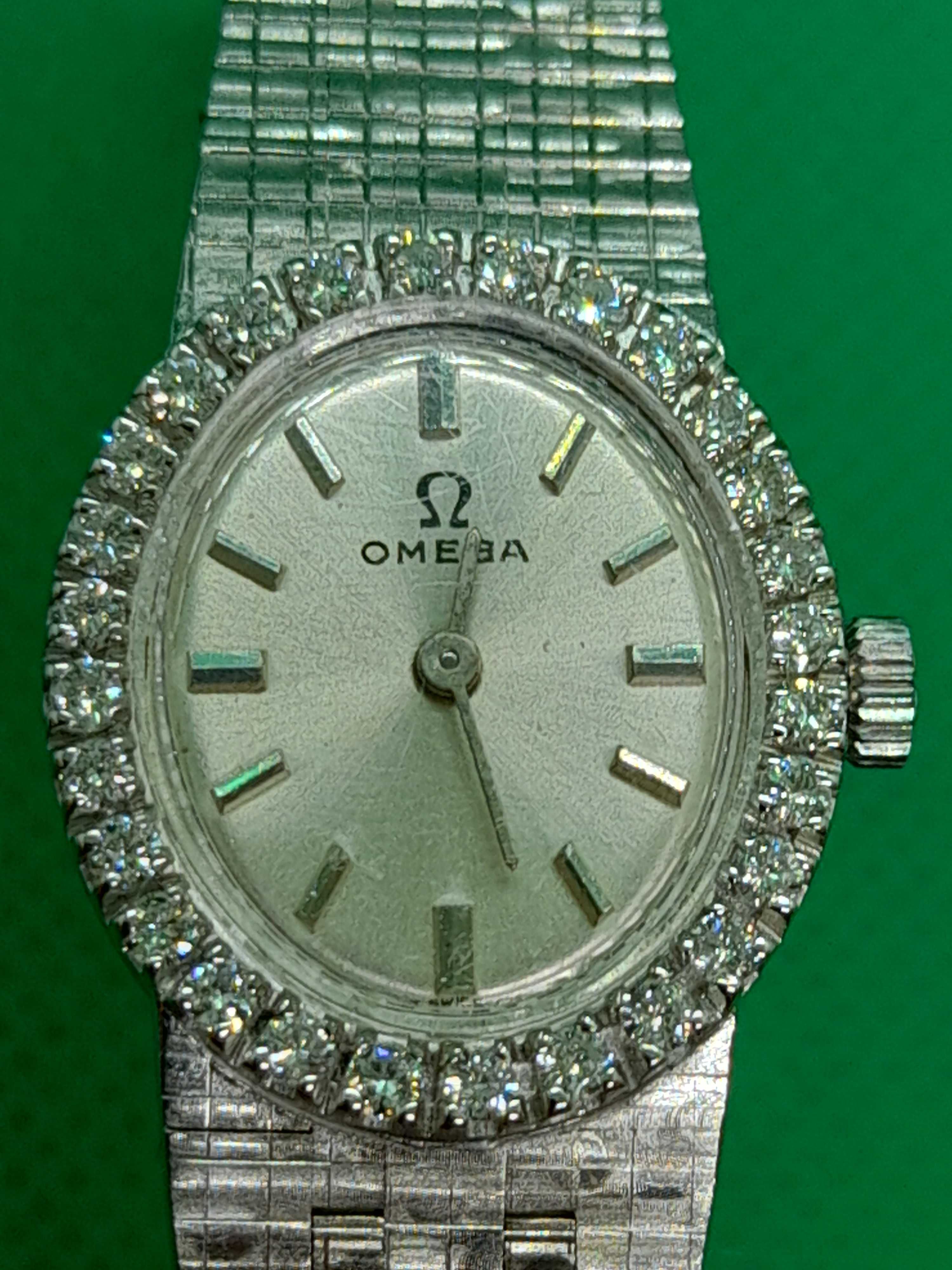 Omega w białym złocie 18k z diamentami