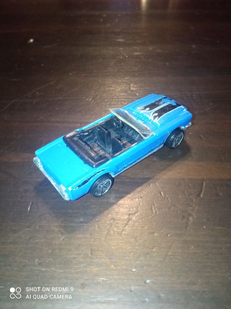 Ford Mustang hot wheels granatowy