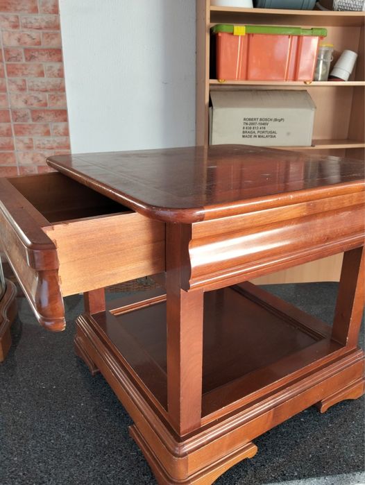 Mesa em cerejeira com uma gaveta