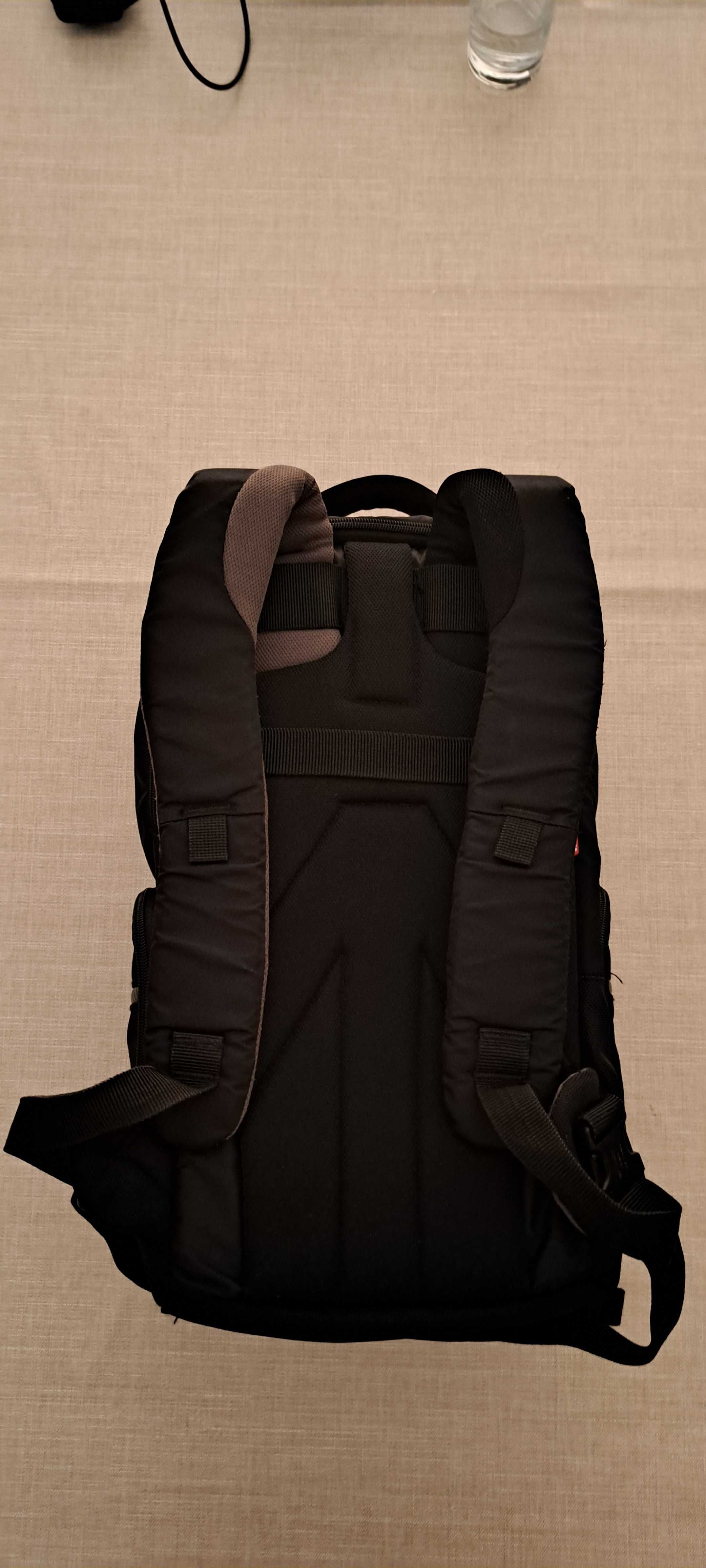 Mochila Manfrotto para Camera e Laptop Tri M