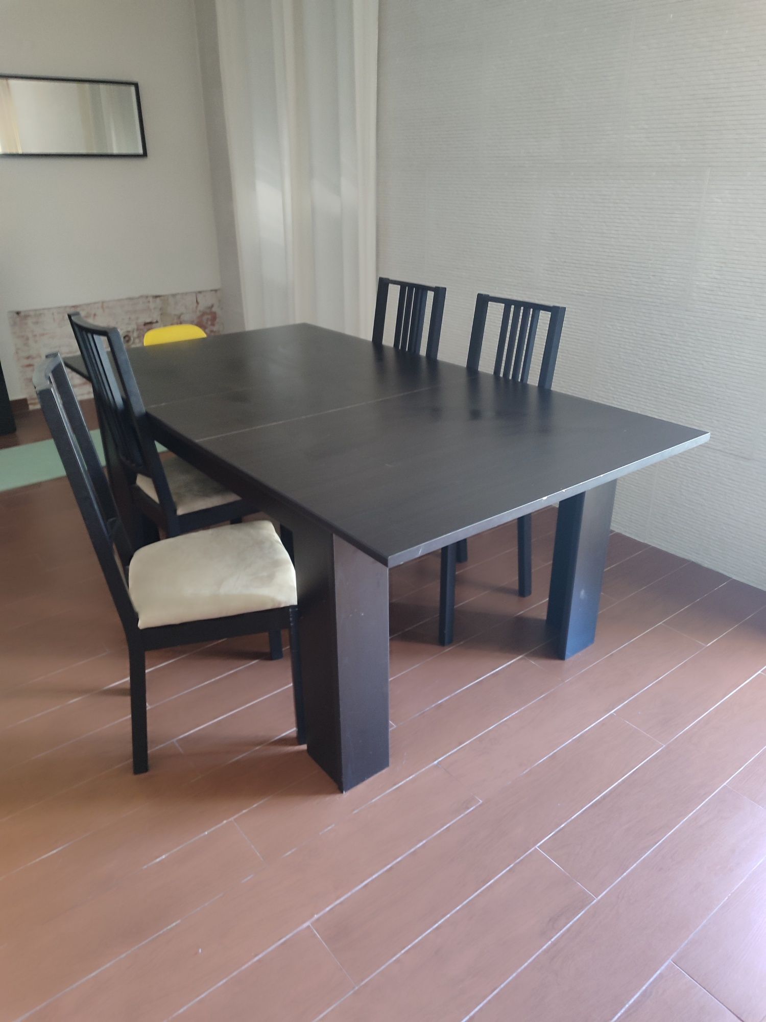 Mesa e 4 cadeiras