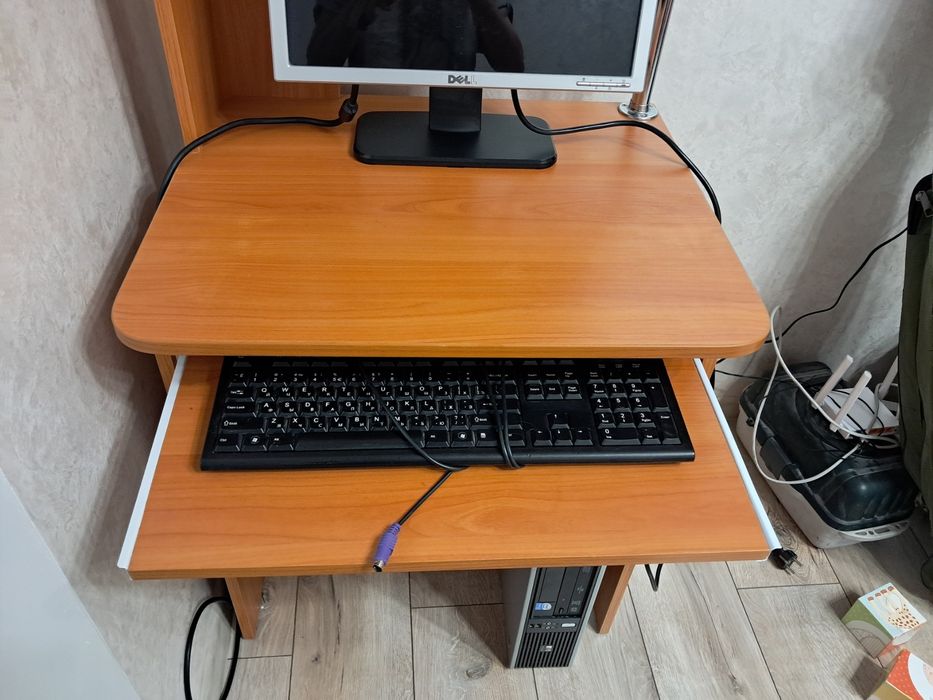 Стіл комп'ютерний компактний в ідеальному стані