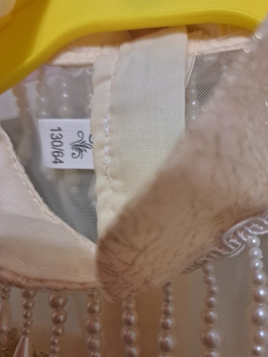 Неймовірно гарна золота сукня для дівчинки 7 років