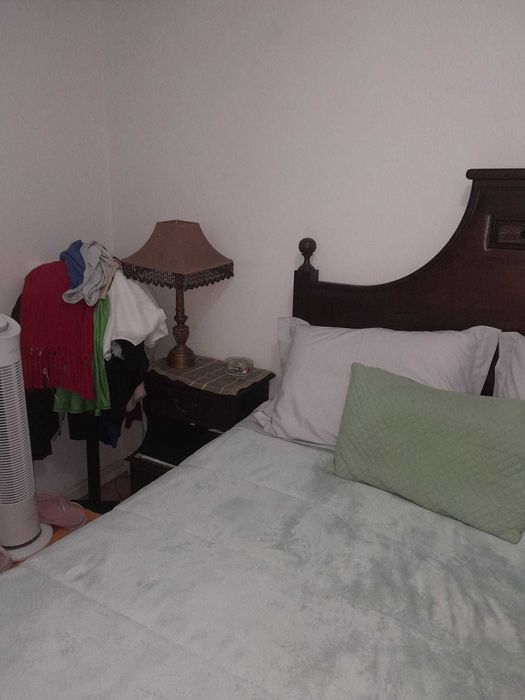 Cama e mesinhas em castanho com colchão 400€