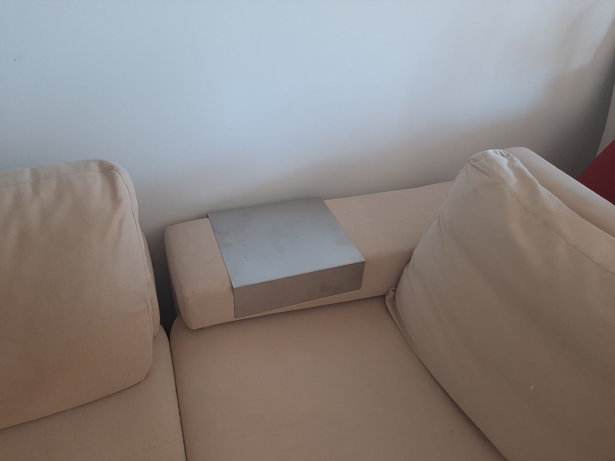 Sofá com chaise longue de plumas