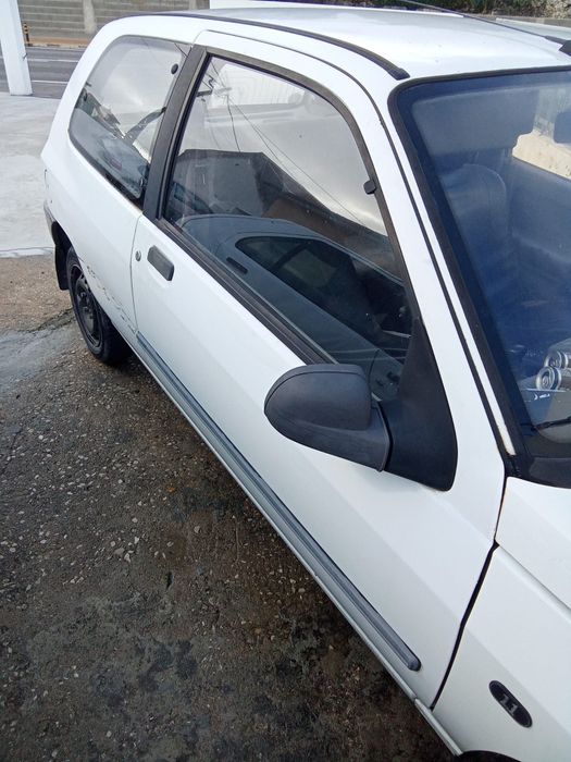 Clio 1.1 muitas peças boas