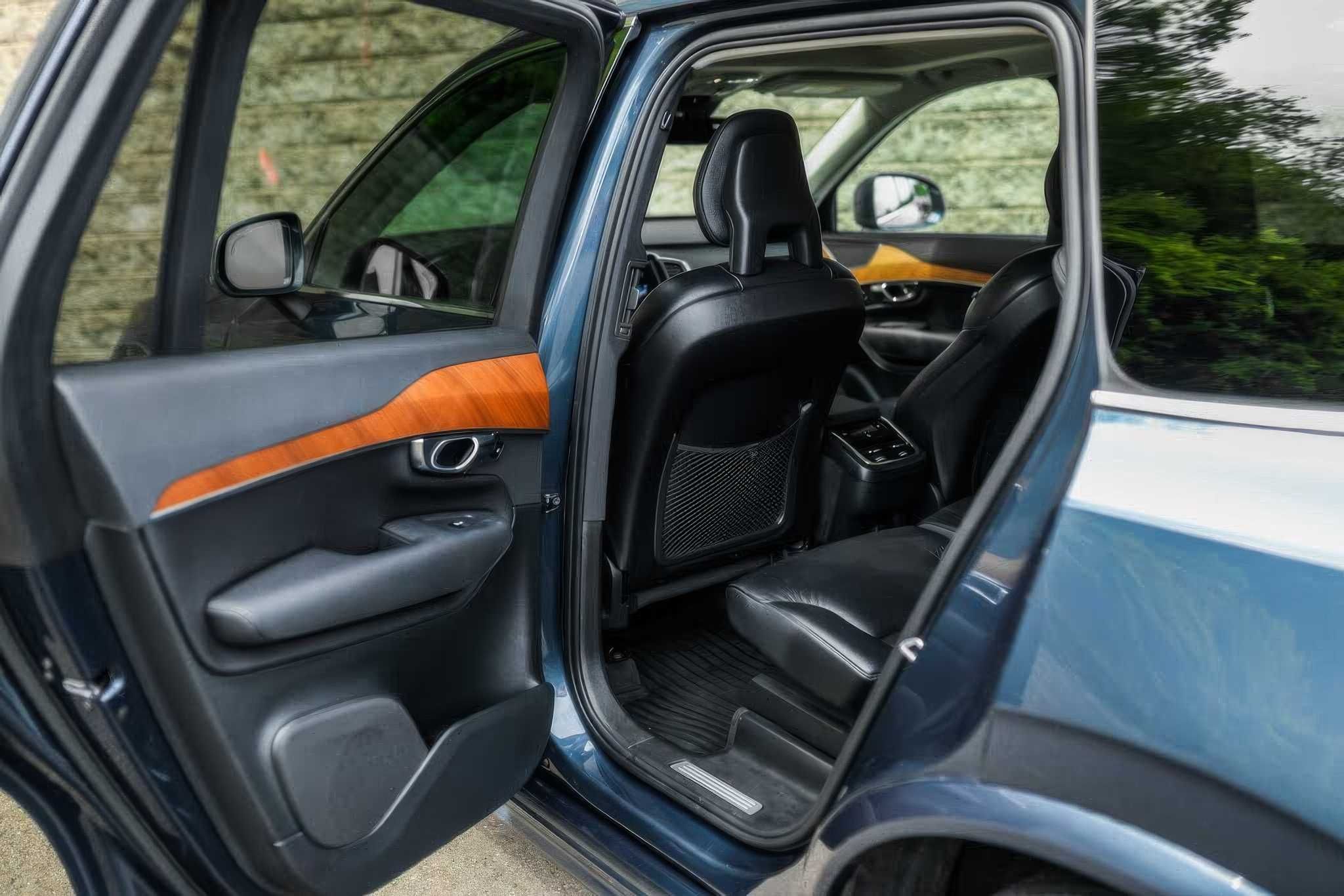 2021 Volvo XC90 T6 Momentum 7-Passenger AWD
