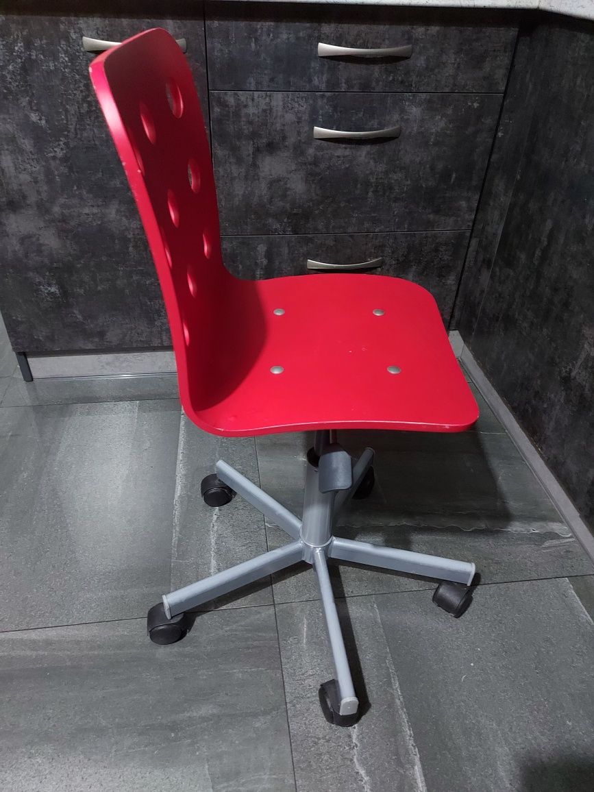 Krzeslo / fotel obrotowy dzieciecy IKEA. Czerwone.