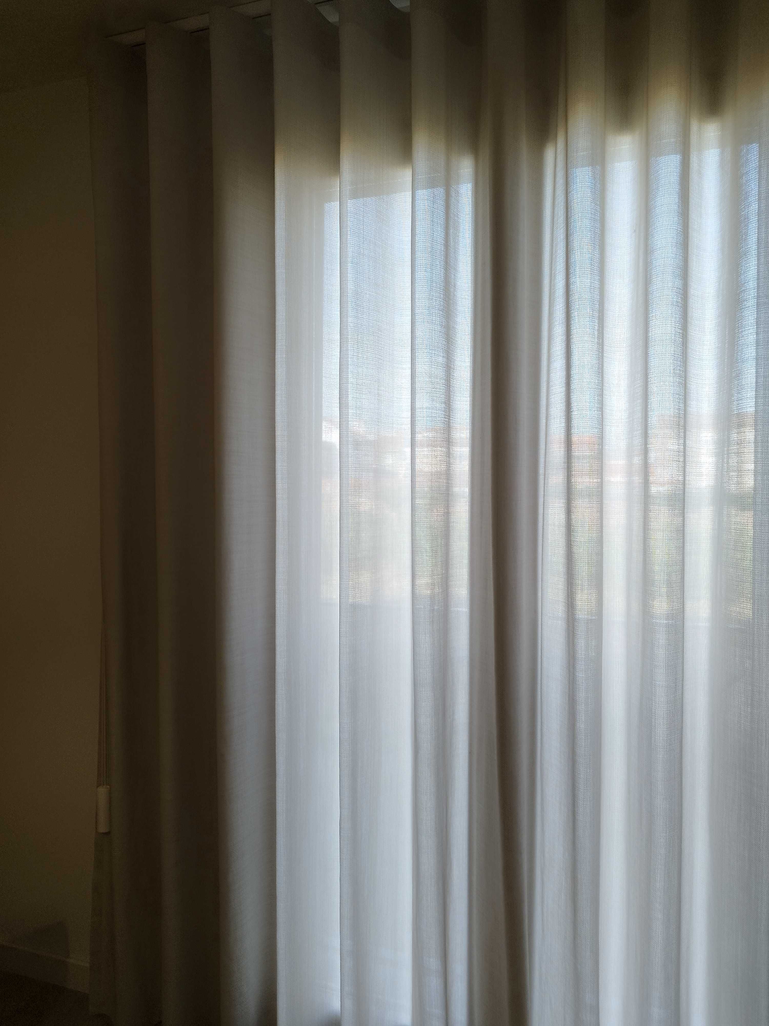 Cortinado com calha no teto