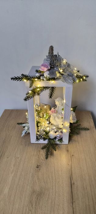 Bożonarodzeniowy lampion drewniany srebrno - biały ze światełkami.