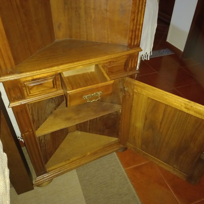 Móvel de canto em madeira