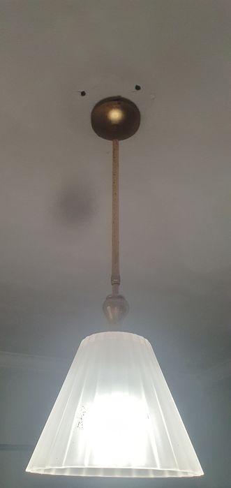 Candeeiro de teto vintage com abajur em vidro fosco