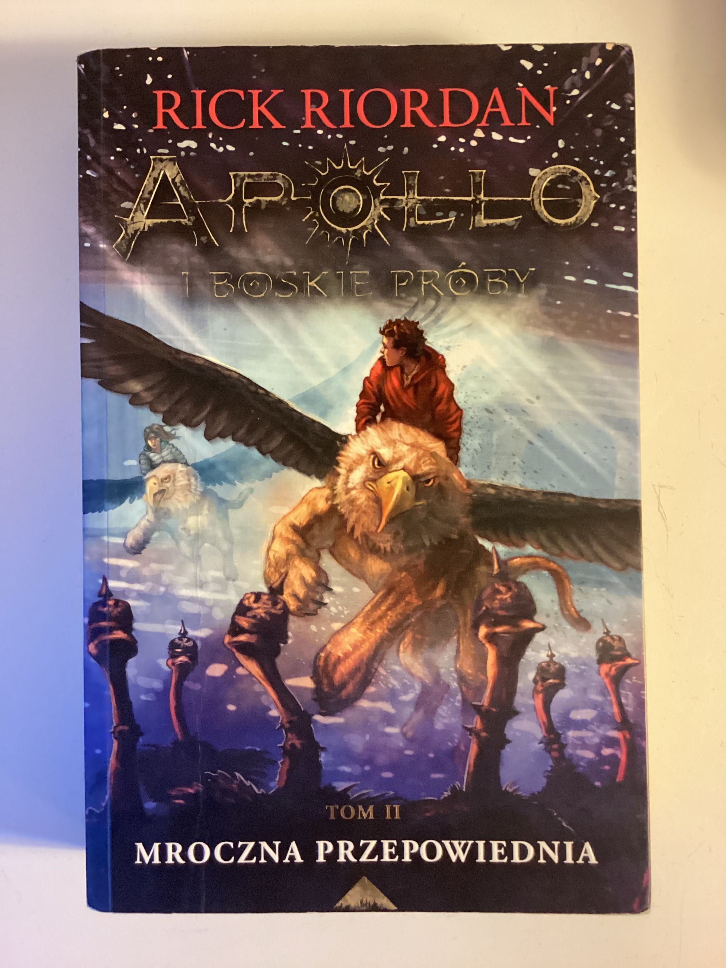 „Mroczna przepowiednia-Apollo i boskie próby” Rick Riordan