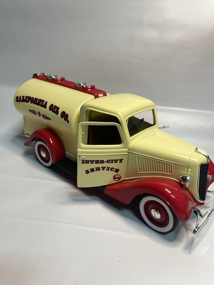 FORD V8 - Sólido Miniatures