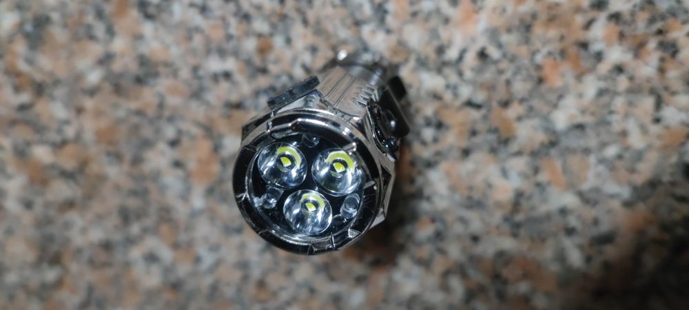 Lanterna led com bateria.