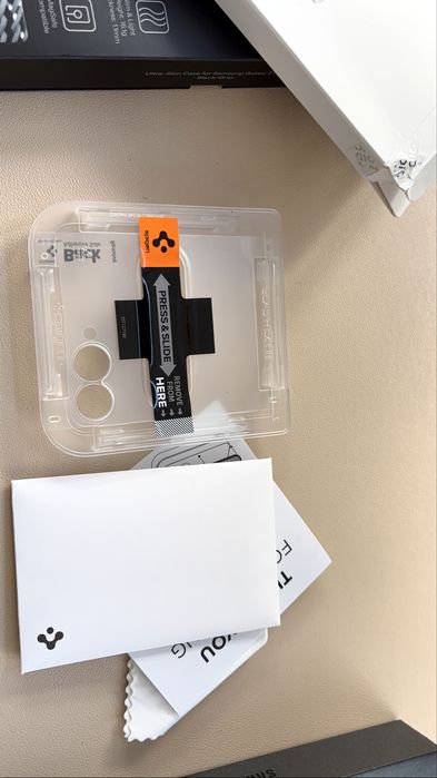 Samsung Z Flip 7 • 512GB • Como novo • C/ Capas / Proteção de Ecrã