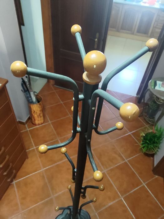 Cabide de pé alto