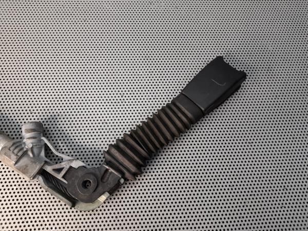 Encaixe de cinto frente direito BMW 5 (E60)