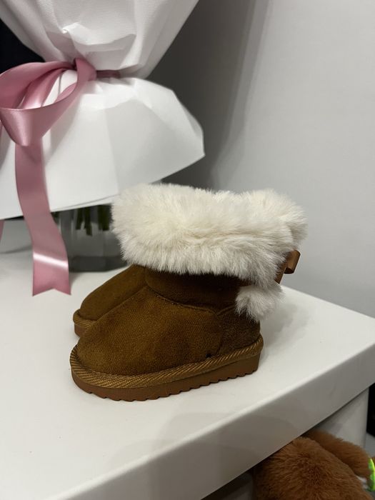 Угги на дівчинку