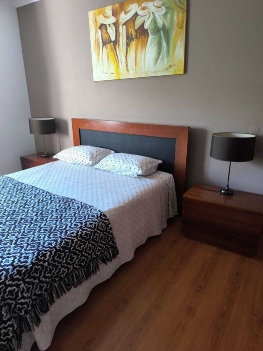 Vendo quarto de casal, madeira tom de mel e cabeceira de pele preta