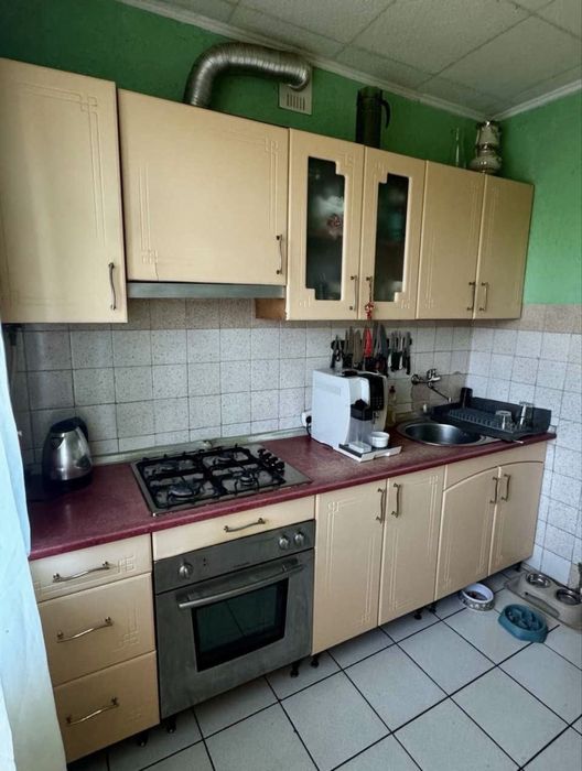 Продається трикімнатна квартира