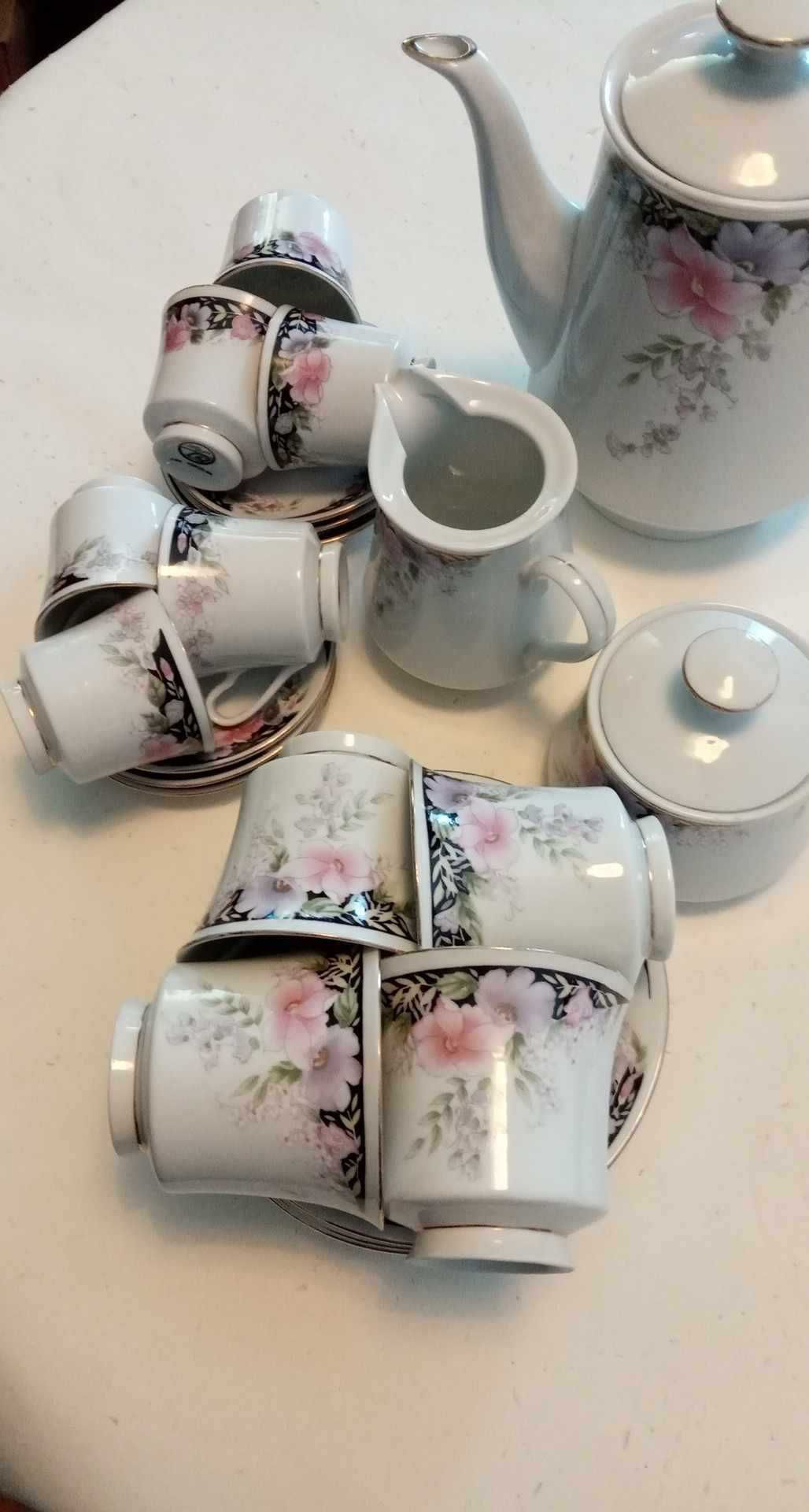 Serviço de porcelana portuguesa de jantar + café e de chá (incompleto)