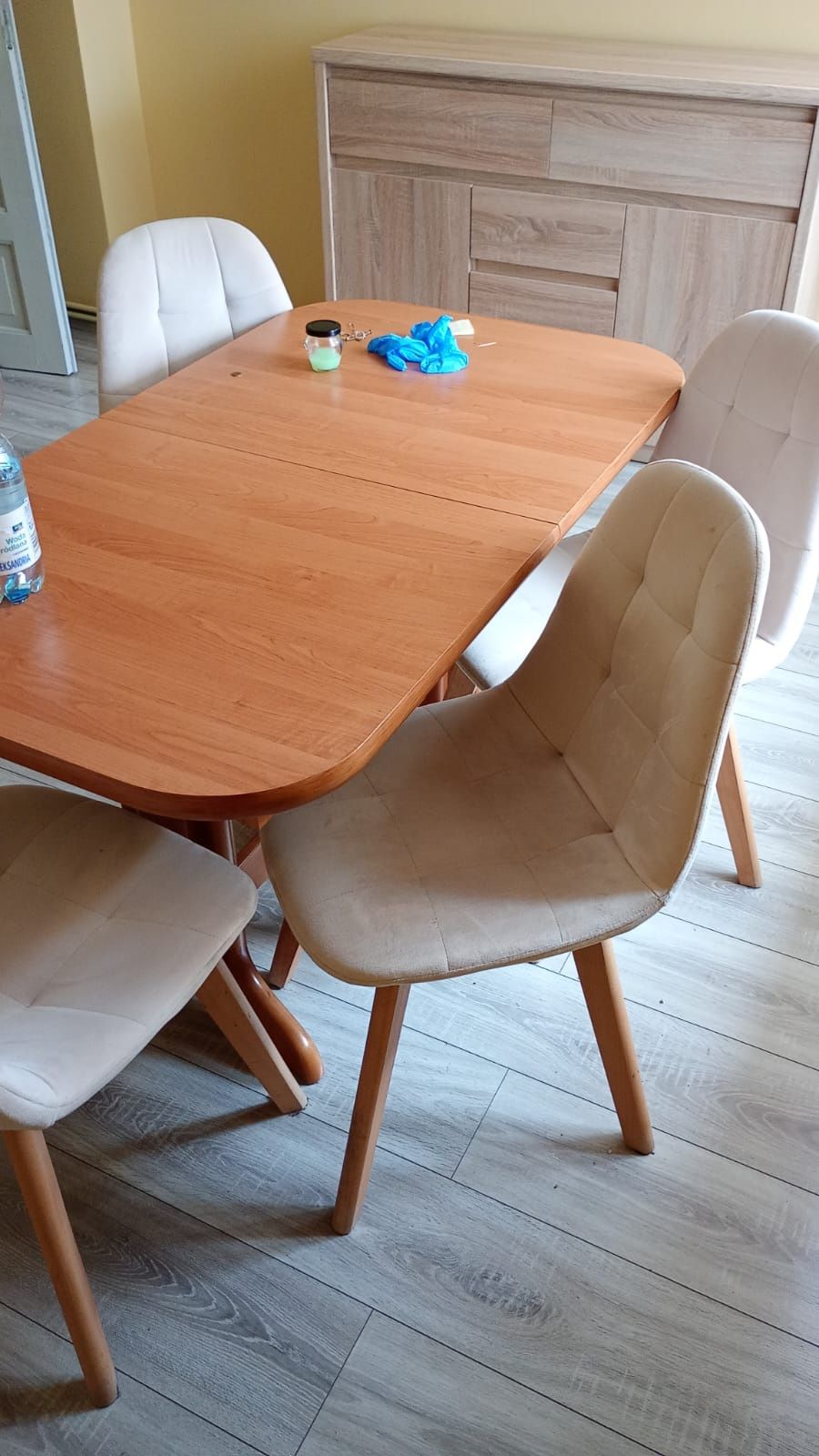 Sprzedam rozkładany stół ,4 krzesła , komodę i stolik