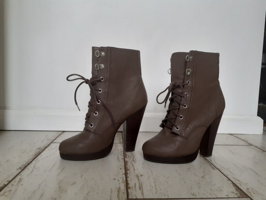 H&M kozaki sztyblety na słupku obcas sznurowane botki cappuccino 39