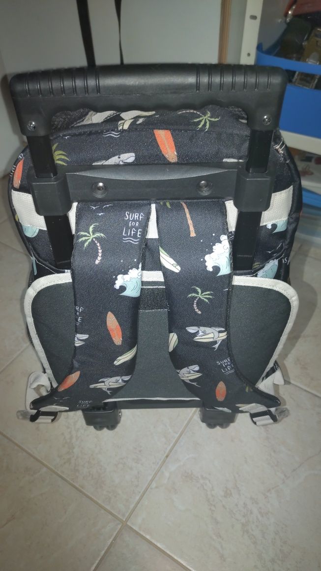 Mochila de rodinhas nova