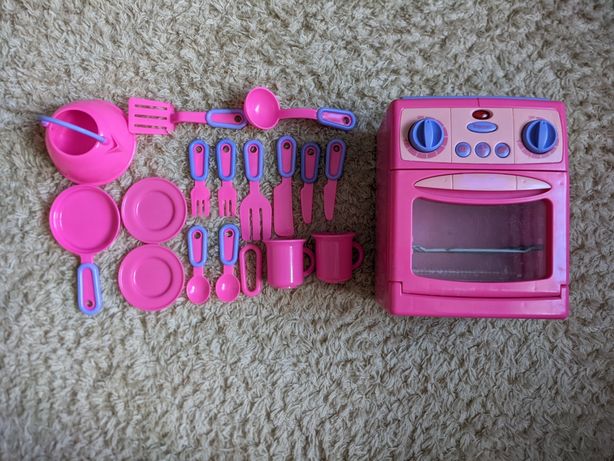 Zestaw różowych zabawkowych sztućców i kuchenka