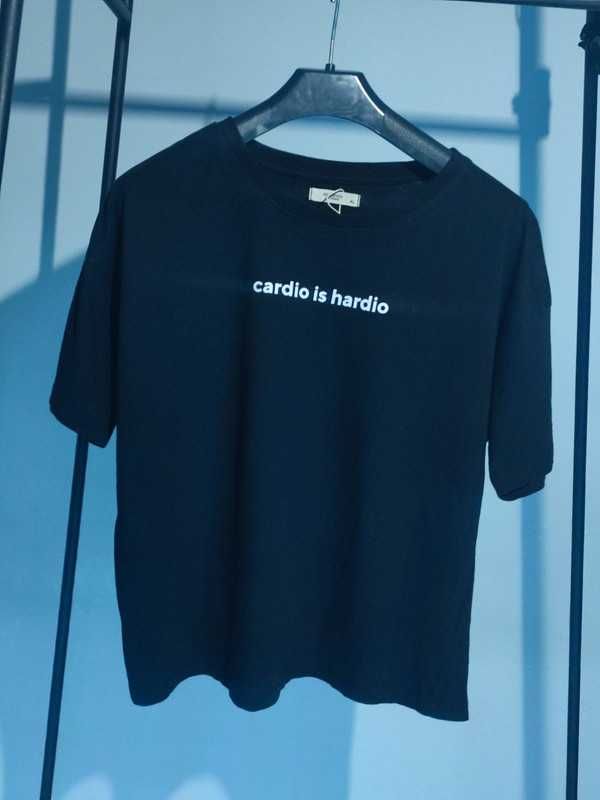 Czarny t-shirt z napisem cardio is hardio