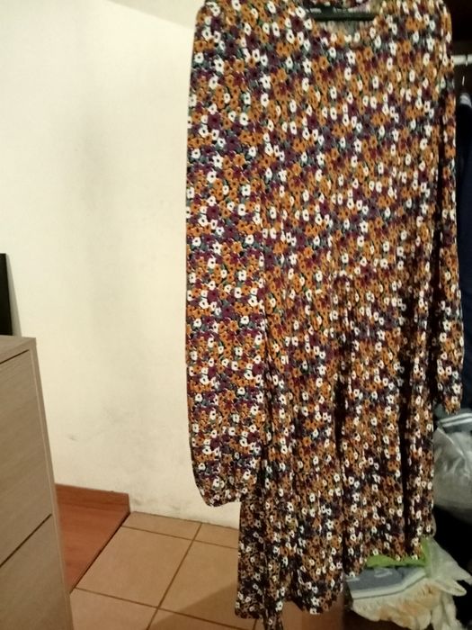 Dois vestidos,um mais curto,outro comprido.