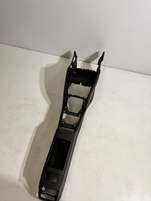 TUNEL ŚRODKOWY CZARNY Z SIATKĄ ANGLIK Audi A3 8V 0V4