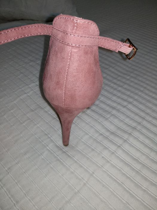 Vendo sandália nova rosa