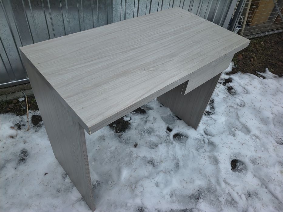 Fajne solidne biurko jasne z szufladka tanio