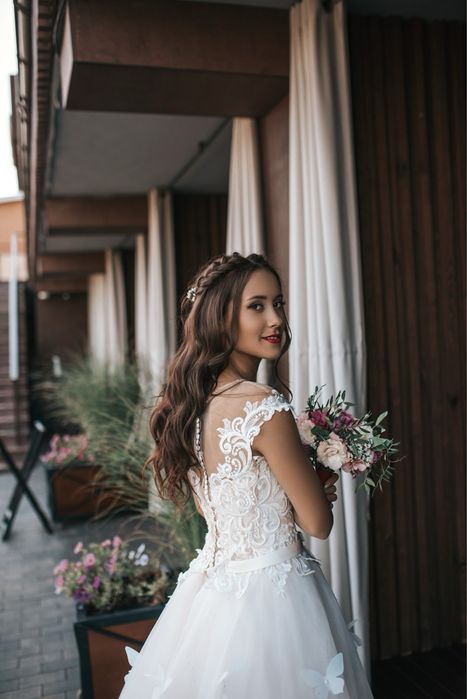 Гарна весільна сукня