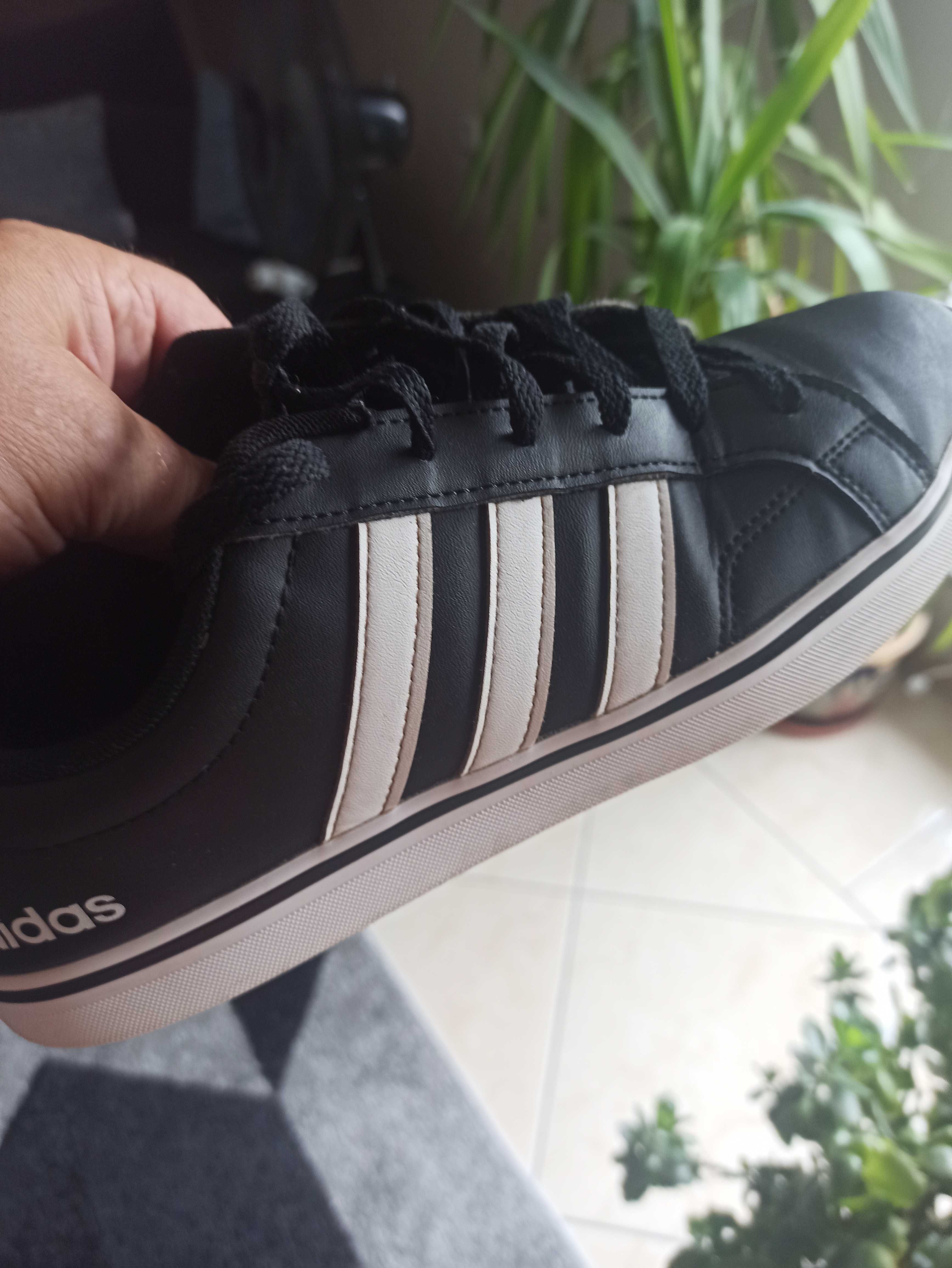 buty firmy adidas czarne z bialymi paskami