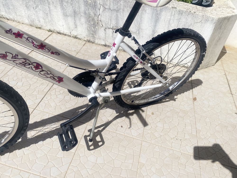 Bicicleta crianca rosa e branca