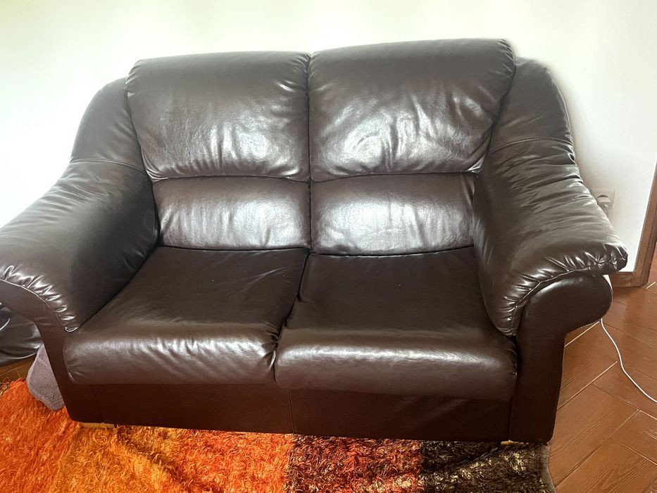 Sofa revestido em pele