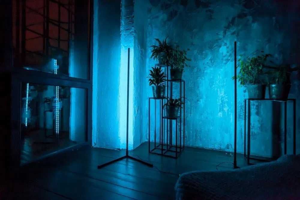 Угловой разноцветный торшер с пультом. RGB LED торшер. RGB лампа лента