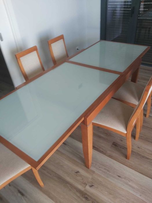 Mesa de sala extensivel cerejeira maciça e cadeiras