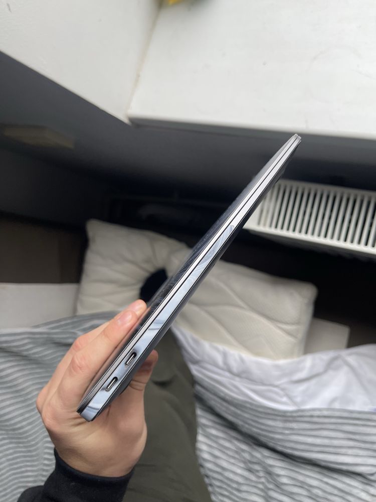 Makbook  air M1 в бронеплівці   батарея 96%