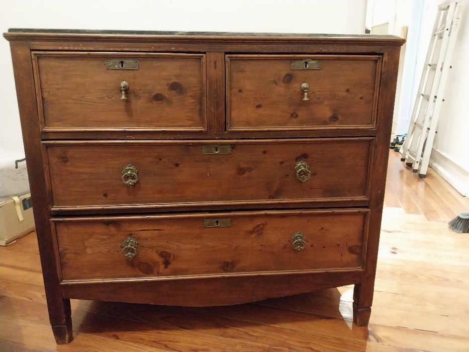 Movel de madeira com gavetas