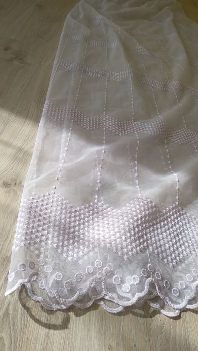 Długa biała firanka