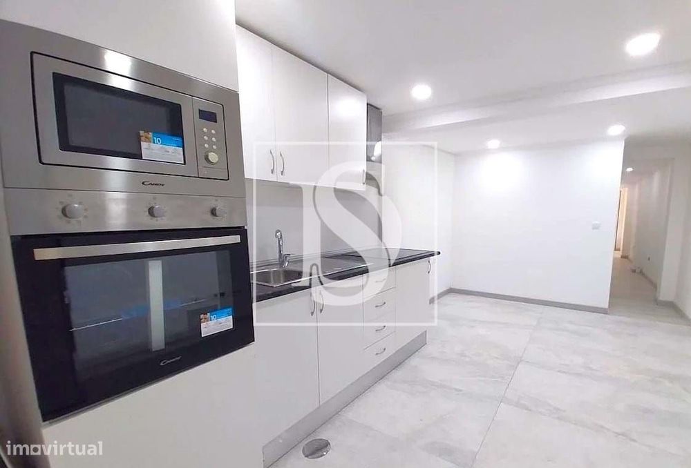 Loja transformada em T1 em Vale de Milhaços, Corroios