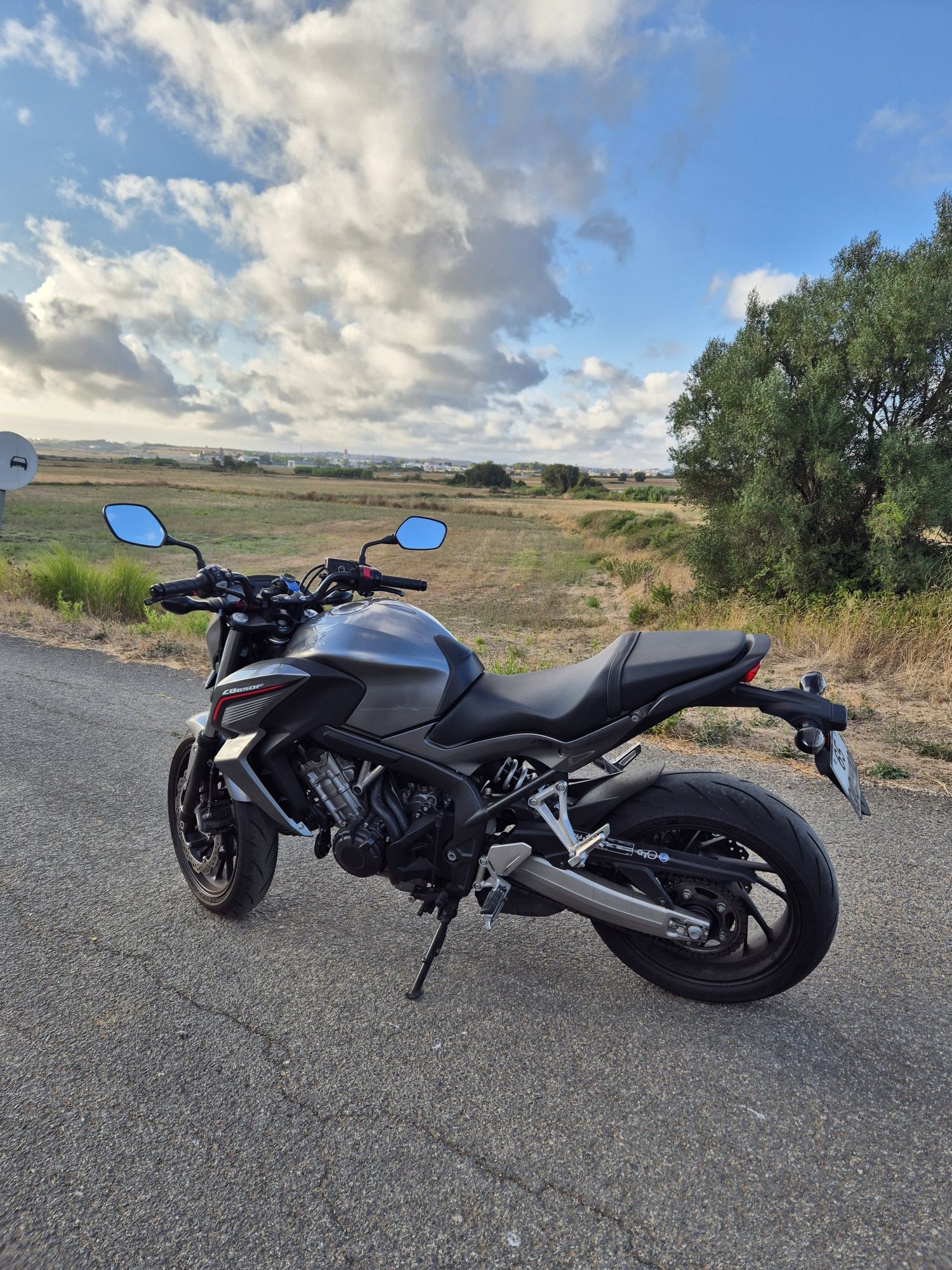 CB650F 2015 10.600 km