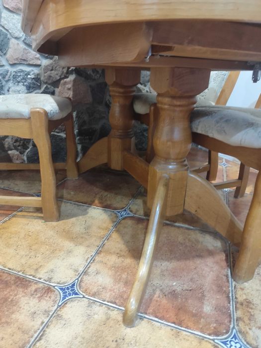 stół z trzema krzesłami