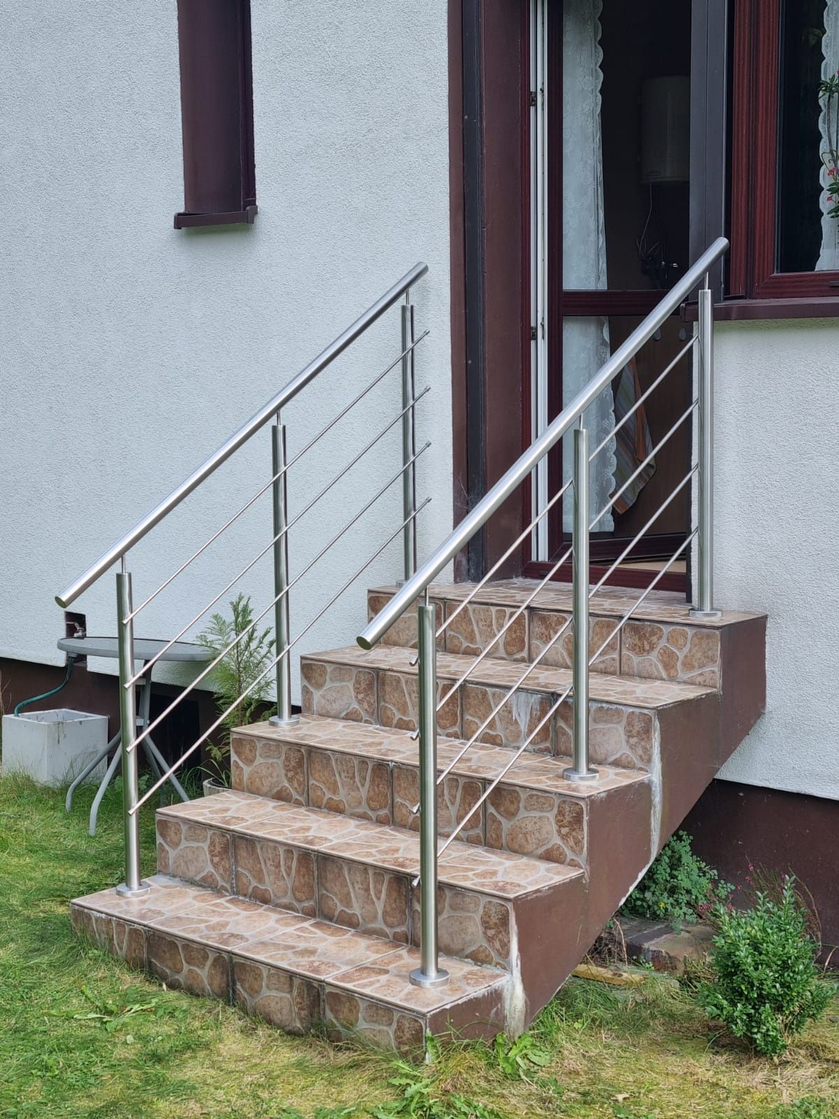 Balustrady ze stali nierdzewnej, malowane.