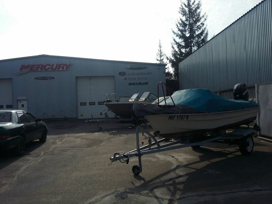 Лодка пластиковая