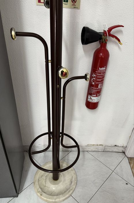 Benfaleiros com cerca de 12 cabides